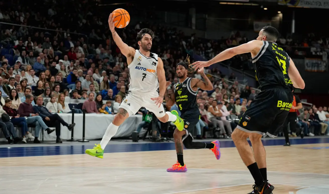Campazzo intentando diblar