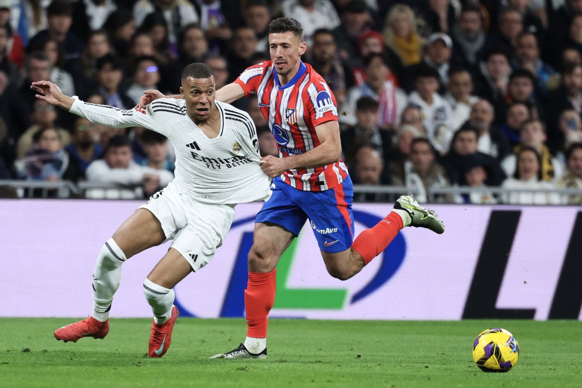 Mbappé agarrado